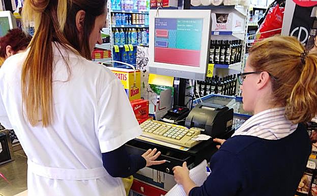 Empleadas junto a la caja del supermercado asaltado en Aljucer. 