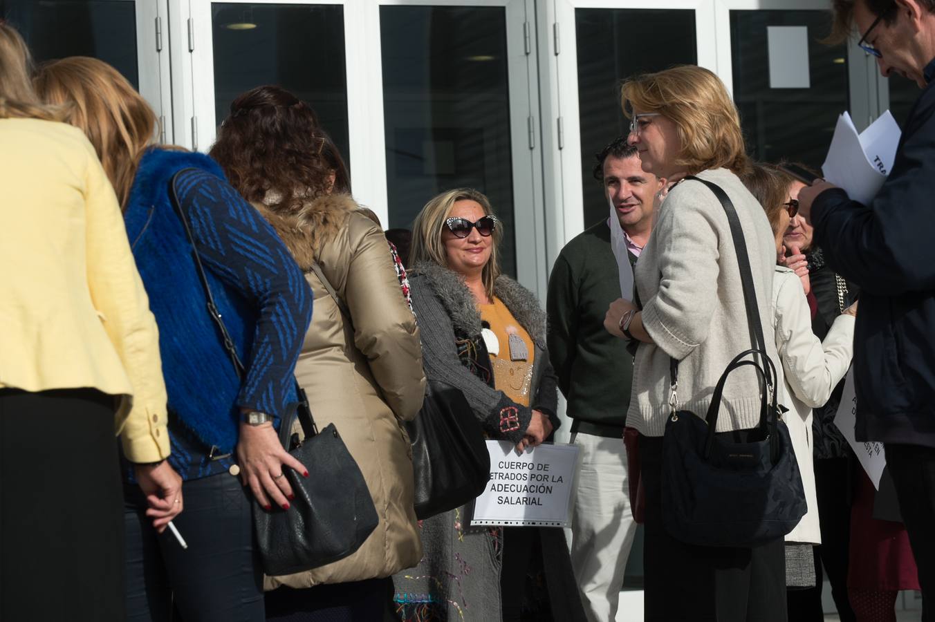 Estos funcionarios protagonizan un paro de dos horas para exigir que su sueldo se equipare a sus nuevas atribuciones