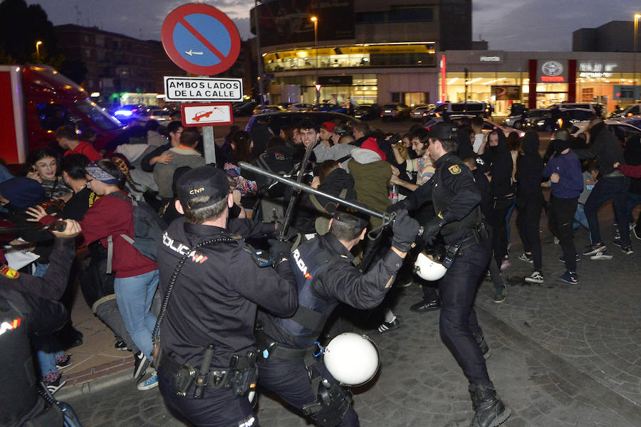 La Policía Nacional detiene a tres jóvenes en las protestas frente al Hotel Nelva por la ponencia 'Marxismo, Feminismo y LGTBI' y el acto de la formación política liderada por Santiago Abascal