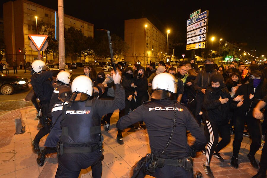 La Policía Nacional detiene a tres jóvenes en las protestas frente al Hotel Nelva por la ponencia 'Marxismo, Feminismo y LGTBI' y el acto de la formación política liderada por Santiago Abascal