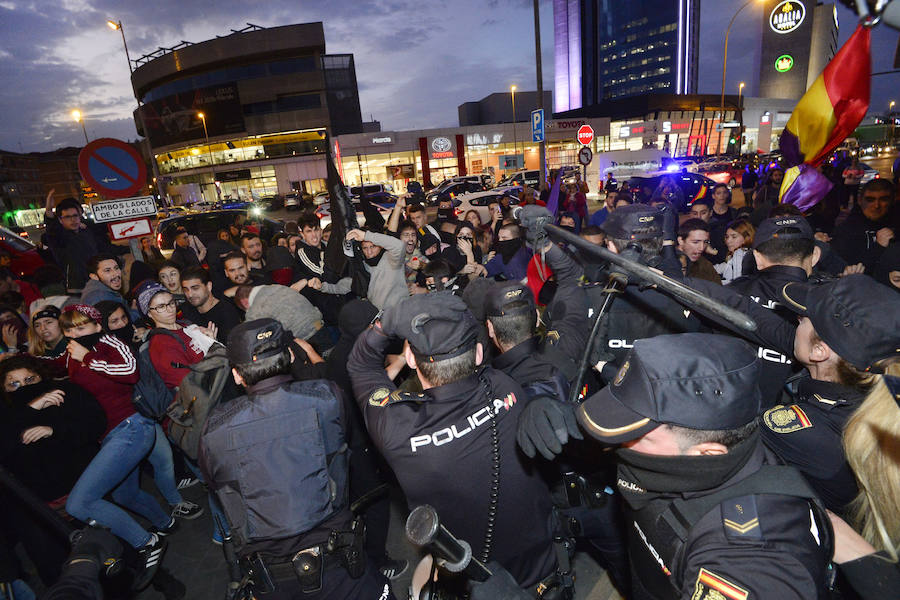 La Policía Nacional detiene a tres jóvenes en las protestas frente al Hotel Nelva por la ponencia 'Marxismo, Feminismo y LGTBI' y el acto de la formación política liderada por Santiago Abascal