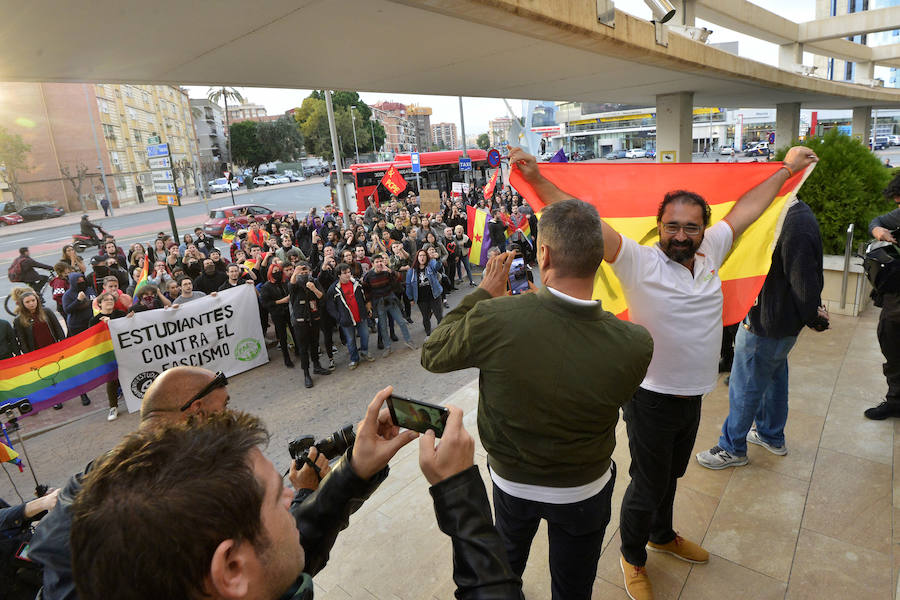 La Policía Nacional detiene a tres jóvenes en las protestas frente al Hotel Nelva por la ponencia 'Marxismo, Feminismo y LGTBI' y el acto de la formación política liderada por Santiago Abascal