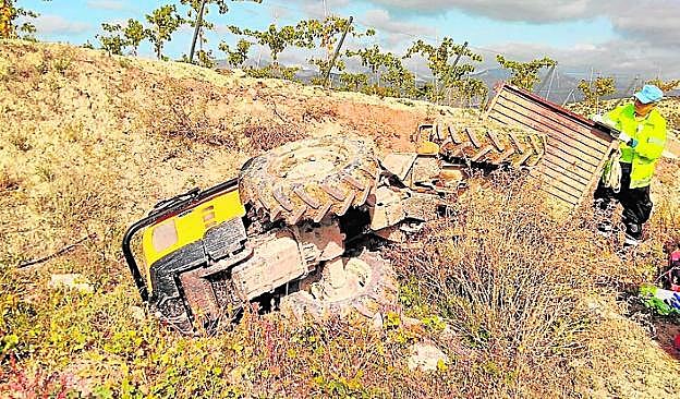 Operarios de Emergencias trabajando en la zona del accidente. 