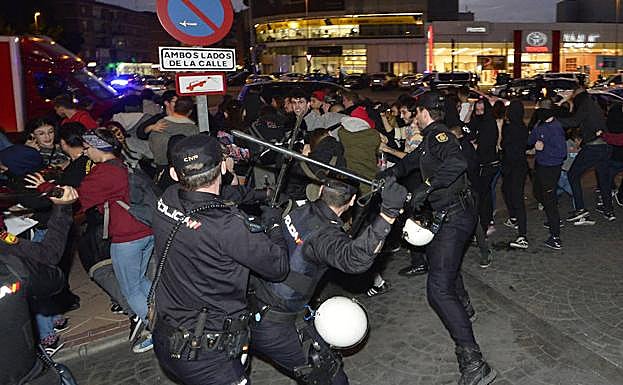 Carga policial contra los manifestantes frente al Hotel Nelva.