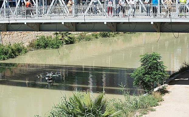 Un dron revisa los márgenes del río Segura en Murcia en busca de mosquitos tigre. 