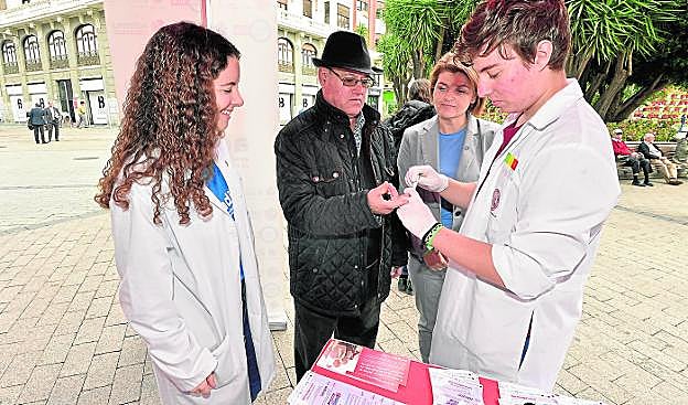 Un viandante se somete a una prueba de glucosa, ayer en el expositor que Adirmu instaló en la plaza Santo Domingo de Murcia con motivo del Día de la Diabetes. 