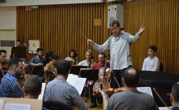 Ensayo de la orquesta sinfonica con el compositor y director Salvador Brotons.