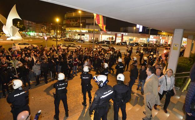 Dispositivo policial a las puertas del Hotel Nelva durante las protestas de este miércoles.