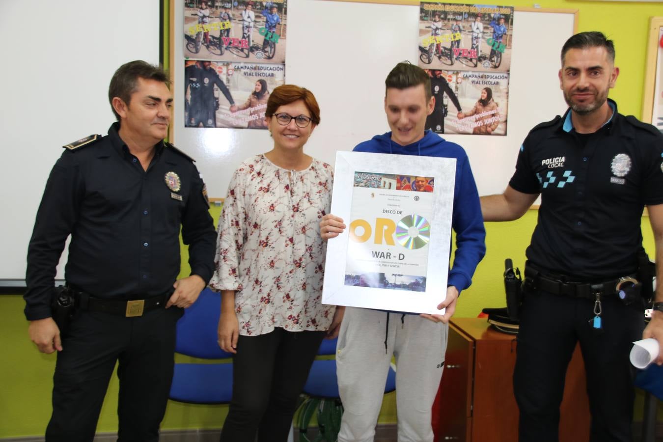 Un policía local de Jumilla logra patrocinadores para financiar el videoclip de un rapero para una campaña de tráfico con 2.600 escolares