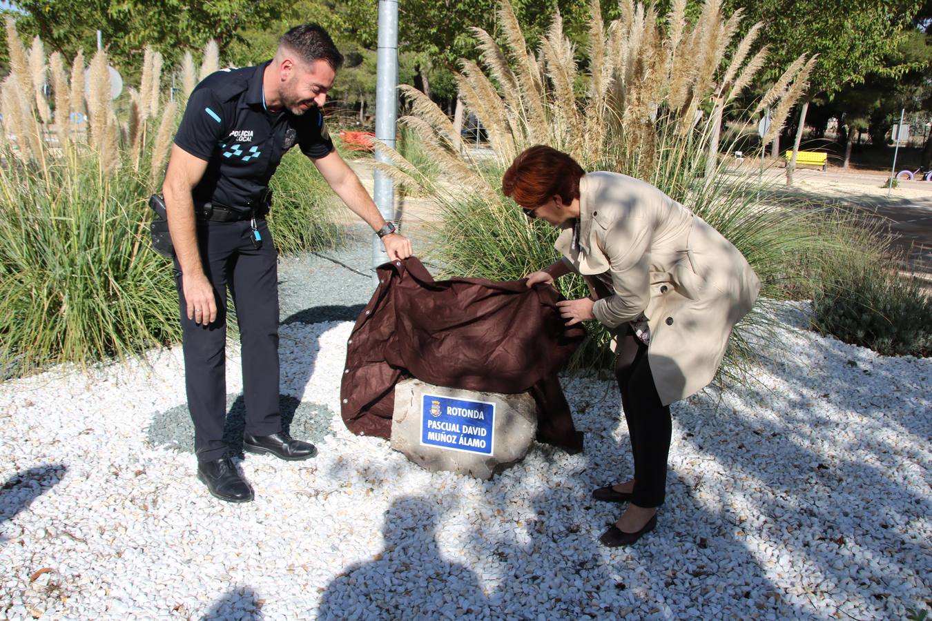 Un policía local de Jumilla logra patrocinadores para financiar el videoclip de un rapero para una campaña de tráfico con 2.600 escolares