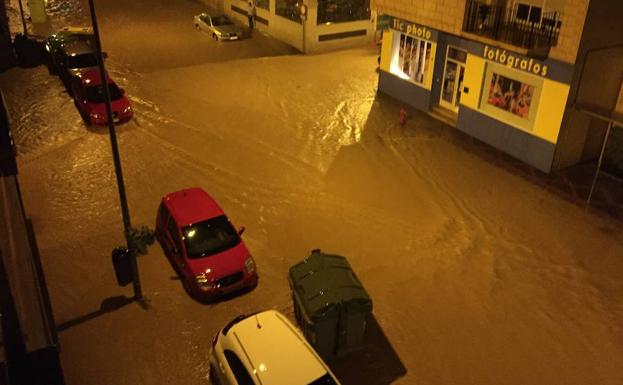 La avenida de Alicante, en Cobatillas, inundada tras la tormenta.