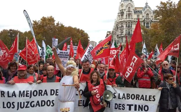 Los funcionarios de la Región protestan, este viernes, en Madrid. 