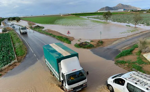 Una de las vías anegadas en San Javier por las intensas precipitaciones. 