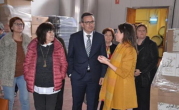 Cristina Narbona, junto al delegado del Gobierno, Diego Conesa, ayer, en la visita a Bodegas Silvano de Jumilla. 