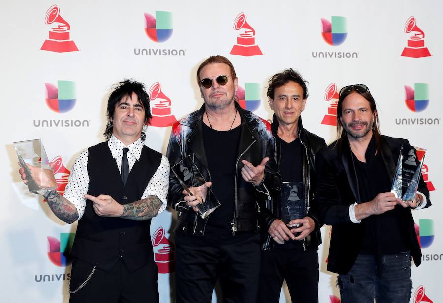 El grupo musical Mana posa con su premio Persona del año.