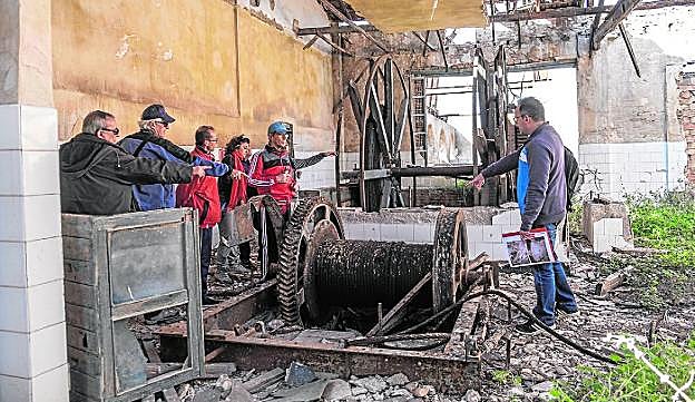 Un grupo de vecinos, en marzo en la antigua mina La Parreta, cerca de Alumbres. 