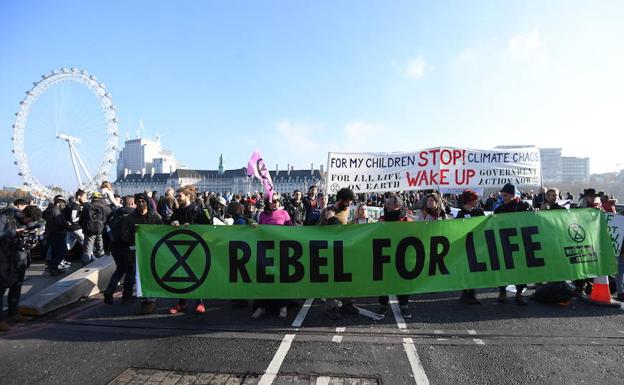 Imagen principal - Miles de personas protestan en Londres durante el «día de la rebelión» contra el cambio climático