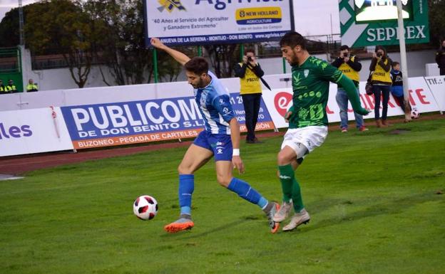 Jugadores del Jumilla y del Villanovense, en un lance del partido.