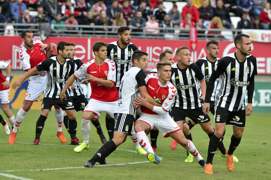 El FC Cartagena se lleva el partido de la Región gracias a dos goles de Fito Miranda y Santi Jara en menos de cinco minutos después de que el Real Murcia se adelantara con un gol de Dani Aquino (12') de penalti.