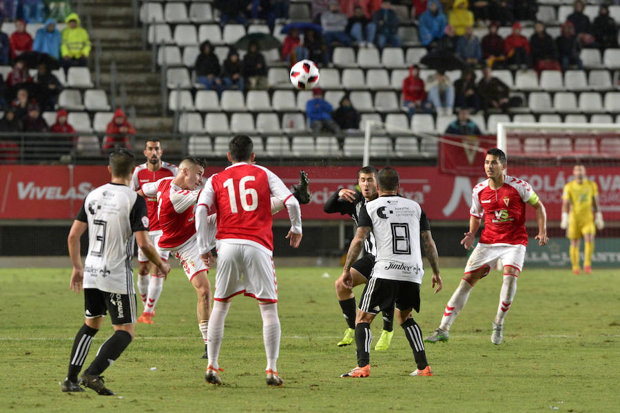 El FC Cartagena se lleva el partido de la Región gracias a dos goles de Fito Miranda y Santi Jara en menos de cinco minutos después de que el Real Murcia se adelantara con un gol de Dani Aquino (12') de penalti.