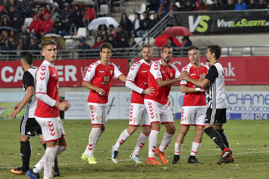 El FC Cartagena se lleva el partido de la Región gracias a dos goles de Fito Miranda y Santi Jara en menos de cinco minutos después de que el Real Murcia se adelantara con un gol de Dani Aquino (12') de penalti.