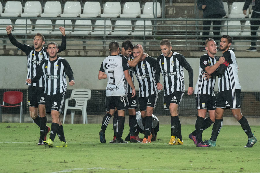 El FC Cartagena se lleva el partido de la Región gracias a dos goles de Fito Miranda y Santi Jara en menos de cinco minutos después de que el Real Murcia se adelantara con un gol de Dani Aquino (12') de penalti.