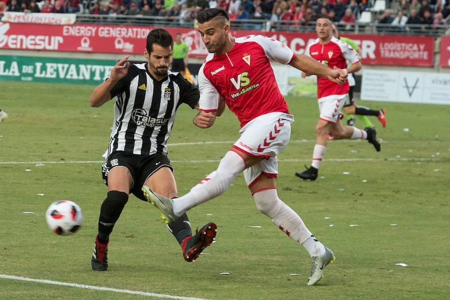 El FC Cartagena se lleva el partido de la Región gracias a dos goles de Fito Miranda y Santi Jara en menos de cinco minutos después de que el Real Murcia se adelantara con un gol de Dani Aquino (12') de penalti.