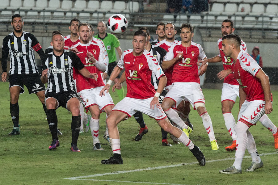 El FC Cartagena se lleva el partido de la Región gracias a dos goles de Fito Miranda y Santi Jara en menos de cinco minutos después de que el Real Murcia se adelantara con un gol de Dani Aquino (12') de penalti.