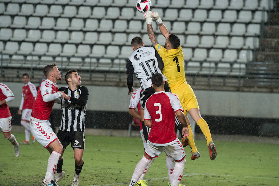 El FC Cartagena se lleva el partido de la Región gracias a dos goles de Fito Miranda y Santi Jara en menos de cinco minutos después de que el Real Murcia se adelantara con un gol de Dani Aquino (12') de penalti.