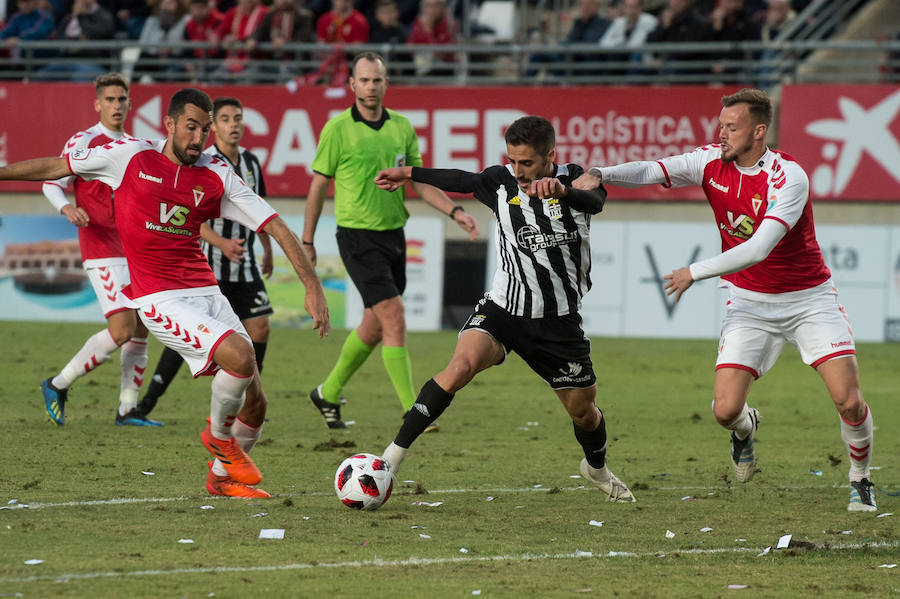 El FC Cartagena se lleva el partido de la Región gracias a dos goles de Fito Miranda y Santi Jara en menos de cinco minutos después de que el Real Murcia se adelantara con un gol de Dani Aquino (12') de penalti.