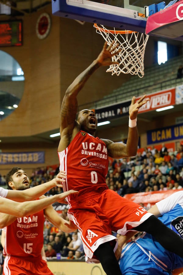 Los universitarios consiguen la tercera victoria de la temporada sobre el Monbus Obradoiro.