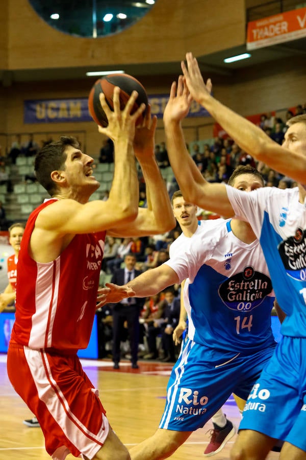 Los universitarios consiguen la tercera victoria de la temporada sobre el Monbus Obradoiro.