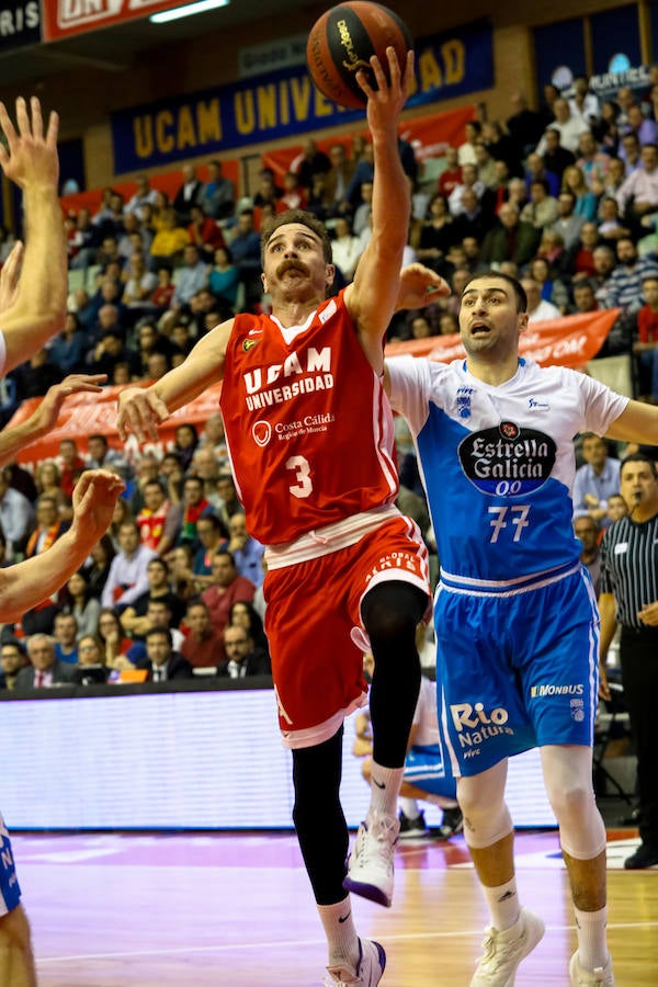 Los universitarios consiguen la tercera victoria de la temporada sobre el Monbus Obradoiro.