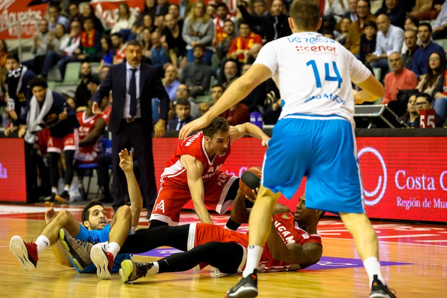 Los universitarios consiguen la tercera victoria de la temporada sobre el Monbus Obradoiro.