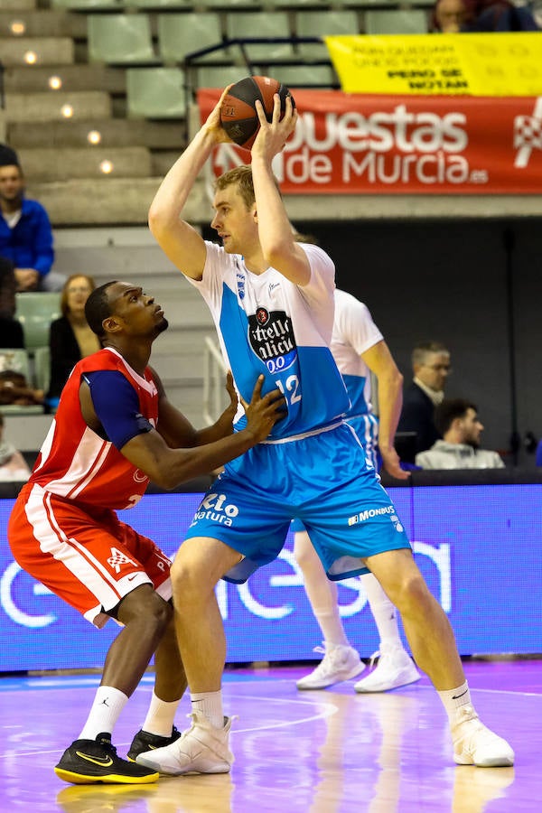 Los universitarios consiguen la tercera victoria de la temporada sobre el Monbus Obradoiro.