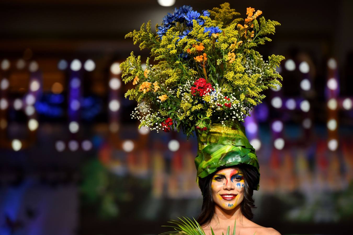 Varias modelos desfilan con diseños hechos con elementos de la naturaleza vegetal durante el Biofashion 2018, en Cali (Colombia). El Biofashion busca resaltar desde lo ecológico toda la belleza de la naturaleza, trasladando a la pasarela, follajes, hojas y elementos naturales que renacen en espectaculares diseños de moda. 