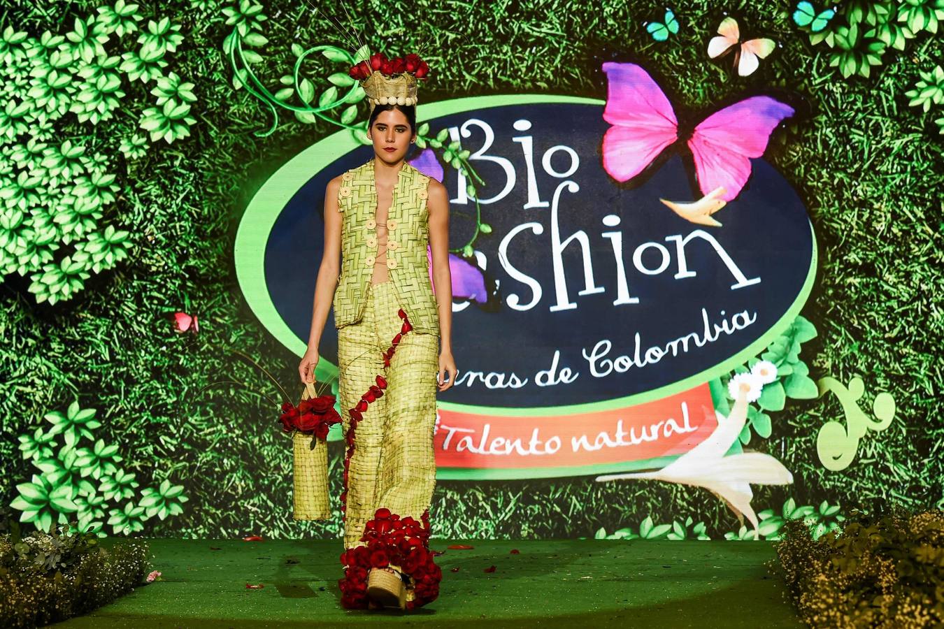 Varias modelos desfilan con diseños hechos con elementos de la naturaleza vegetal durante el Biofashion 2018, en Cali (Colombia). El Biofashion busca resaltar desde lo ecológico toda la belleza de la naturaleza, trasladando a la pasarela, follajes, hojas y elementos naturales que renacen en espectaculares diseños de moda. 