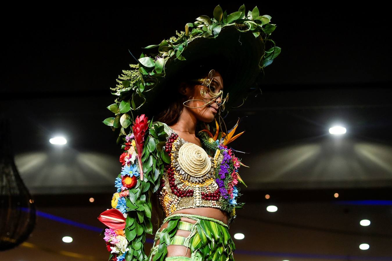 Varias modelos desfilan con diseños hechos con elementos de la naturaleza vegetal durante el Biofashion 2018, en Cali (Colombia). El Biofashion busca resaltar desde lo ecológico toda la belleza de la naturaleza, trasladando a la pasarela, follajes, hojas y elementos naturales que renacen en espectaculares diseños de moda. 