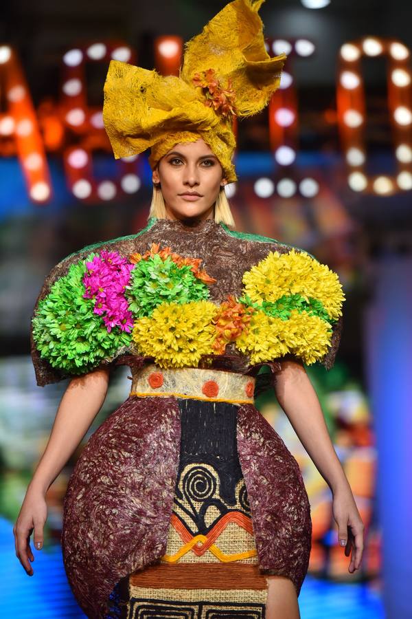 Varias modelos desfilan con diseños hechos con elementos de la naturaleza vegetal durante el Biofashion 2018, en Cali (Colombia). El Biofashion busca resaltar desde lo ecológico toda la belleza de la naturaleza, trasladando a la pasarela, follajes, hojas y elementos naturales que renacen en espectaculares diseños de moda. 