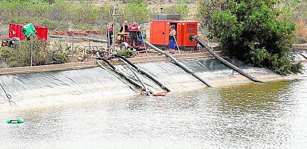Más de 24 horas para vaciar una balsa de Sucina