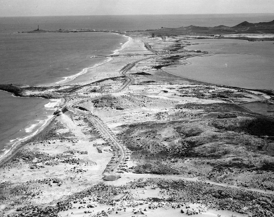 Los periodistas Ana Tudela y Antonio Delgado recorren las heridas del 'boom' urbanístico en el Mediterráneo español en su libro 'Playa Burbuja'