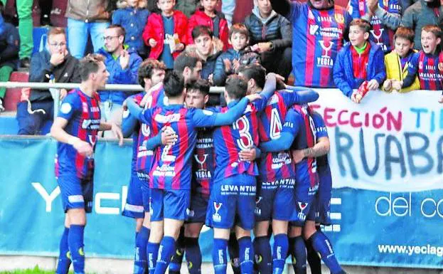 Los jugadores del Yeclano celebran uno de sus goles al Algar el pasado domingo. 