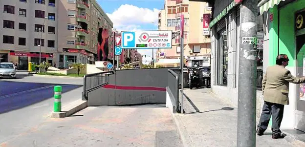 Entrada de vehículos en el aparcamiento subterráneo de Gran Vía. 