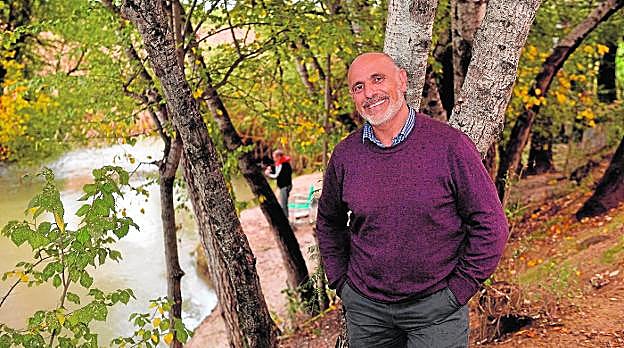 Paco López Vidal, coordinador de Traperos de Emaús, en su rincón favorito, el Soto de Los Álamos, en El Llano de Molina. 