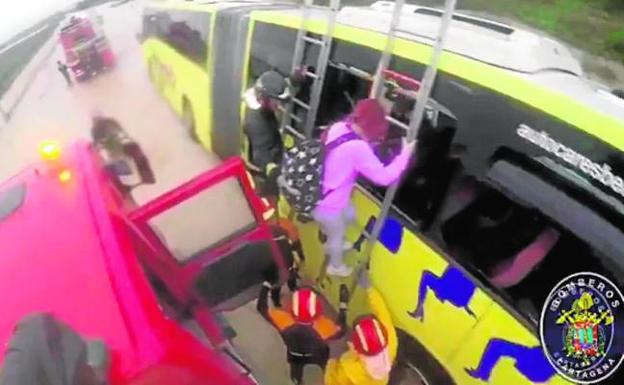 Los bomberos rescataron a los alumnos atrapados en el autobús. 