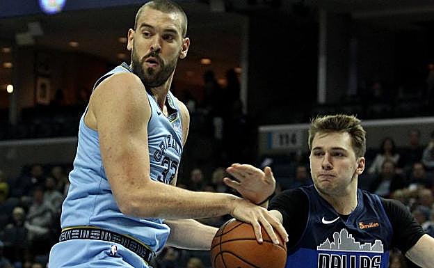 Marc Gasol y Luka Doncic, durante el partido. 