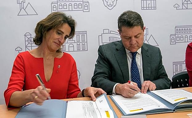 La ministra Ribera, ayer, en Puertallano, con García-Page. 