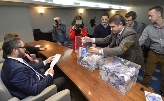 Momento del sorteo. 