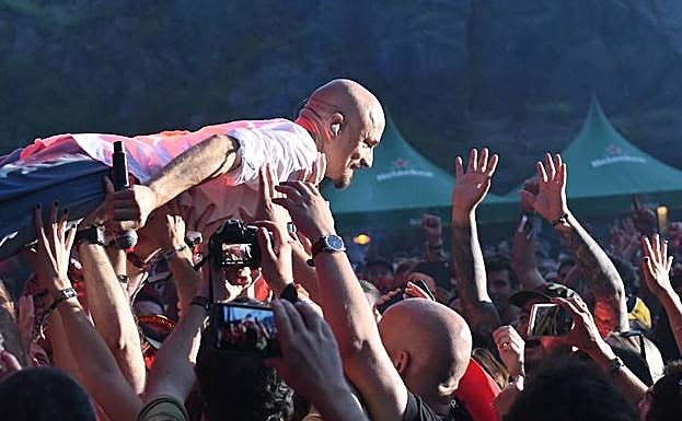 Siempre es buen momento para un poco de 'crowd surfing' en los conciertos.