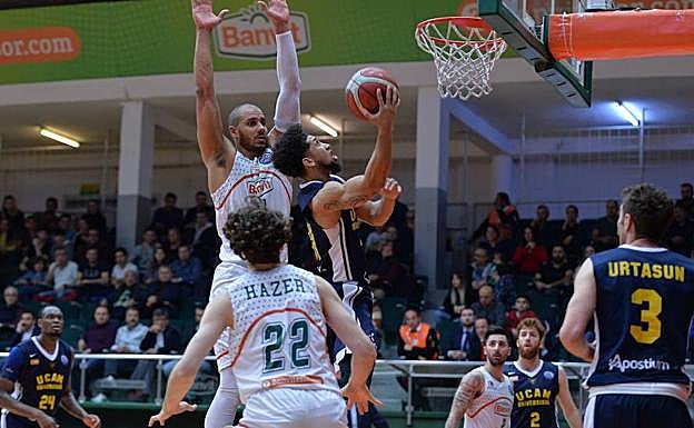 Imagen del encuentro del UCAM Murcia CB en Turquía frente al Banvit.